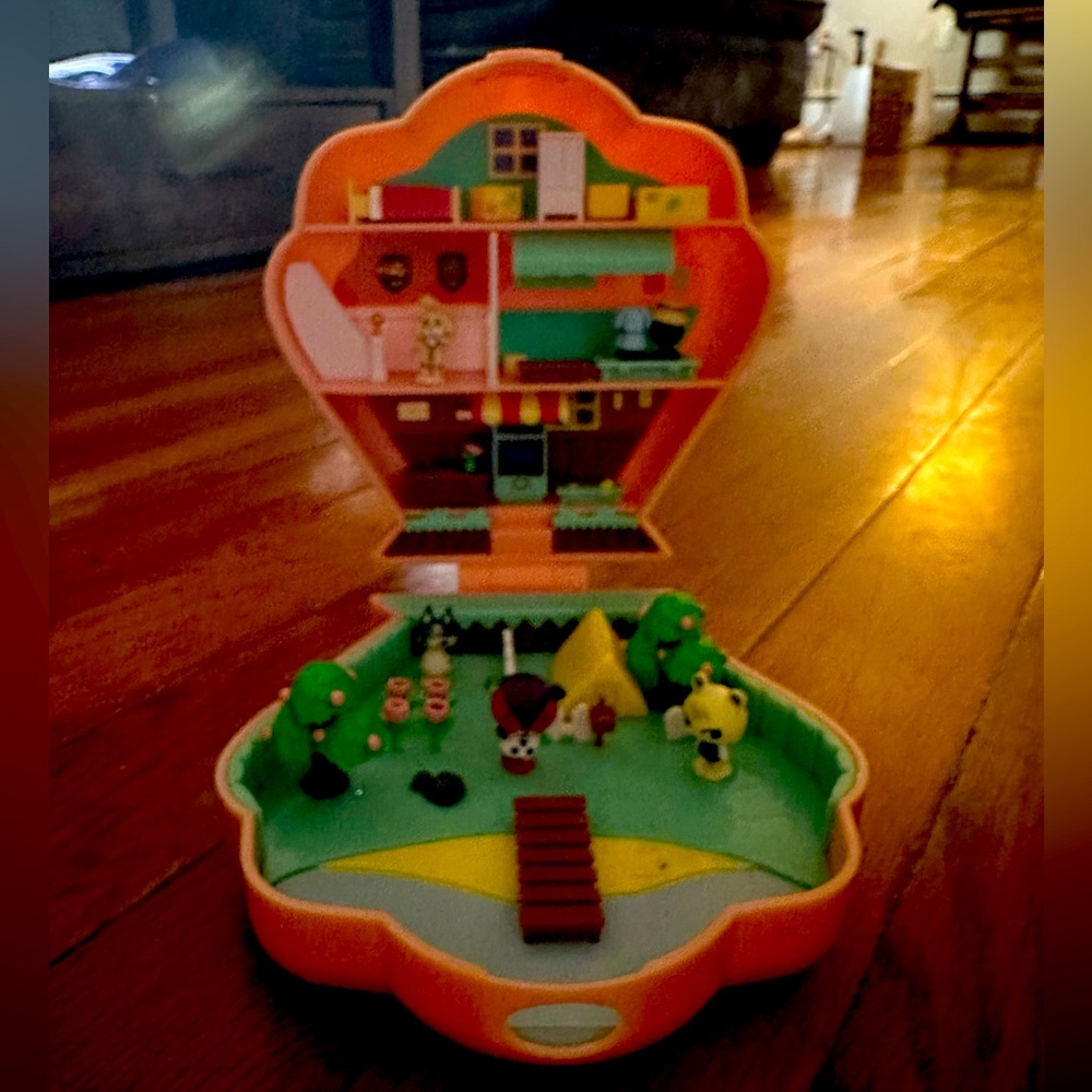 Animal Crossing Polly pocket collectible item. Comes with Isabelle and Randall